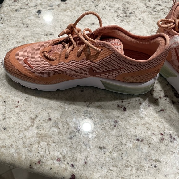 Nike new air max size 7 1/2 for women. - Picture 8 of 9